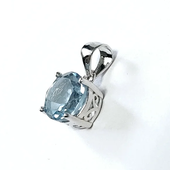2.00 ct Blue Topaz Solitaire Silver Pendant - Picture 8 of 8